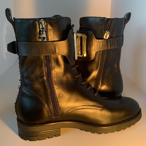 COPY - NWT. Moschino Combat leather boot with gold buckle - Picture 9 of 11